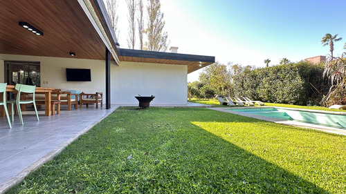 Venta/ Permuta Casa 4 Dormis Y Comodín En Funes Hills San Marino