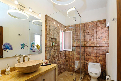 Casa Con Amplio Jardín Estilo Contemporáneo