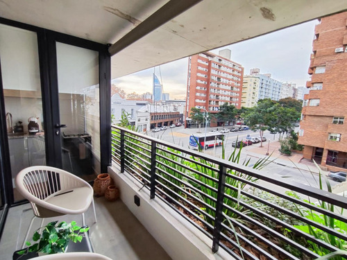 Venta Apartamento 2 Dormitorios. Piso Alto Sobre Av. Libertador. Balcón Soleado