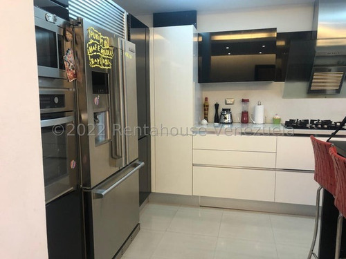 Hermosa Y Bella Casa De Niveles Con Detalles En Escayola, Estilo Moderno Con Cocina , Con Tope De Siliestone , Baños Modernos ,ubicada En Zona Tranquila, Conjunto Exclusivo Y Entablillado Con Patio, Z