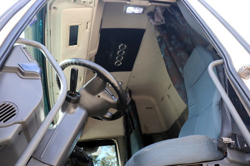 Imagem 8 de 10 de Volvo - Fh 460 - 6x2 - 2014 - Branco - Teto Alto - Filé.