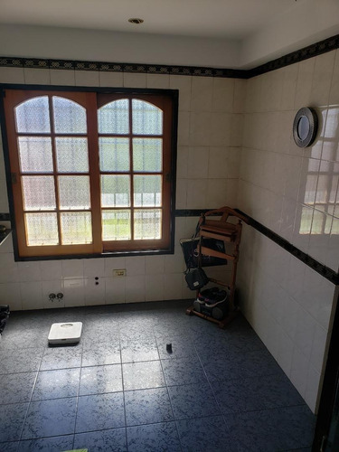 Venta Barrio Naon Chalet De 5 Amb. C/cochera.