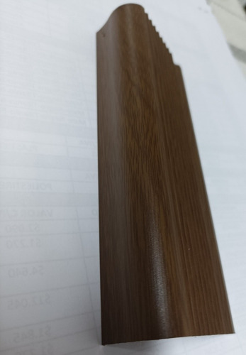 Imagen 3 de 4 de Nariz De Grada Aluminio Color Símil Madera 1.00 Mts