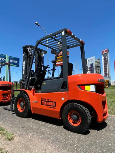 Autoelevador Michigan 2.5 Toneladas Torre Triple