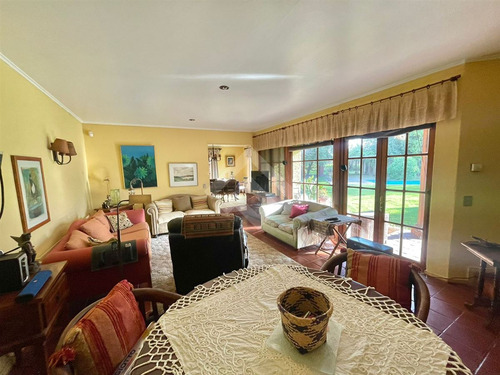 Casa En Venta De 5 Dorm. En Calera De Tango 5042 Mt2 Terreno