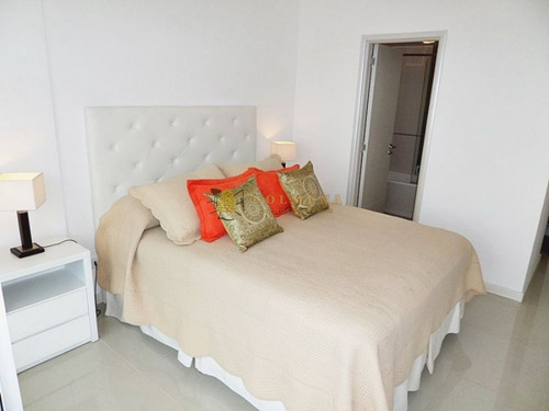 No Dude En Consultar Por Este Departamento En Edificio Con Muy Buenos Servicios.- Ref: 2181