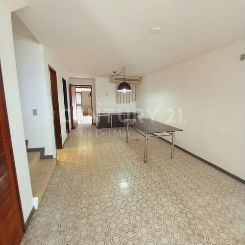 Imagen 7 de 24 de Hermoso Town House En Longa España Con Vista Al Mar, Piscina Privada Y Gran Potencial De Remodelación.