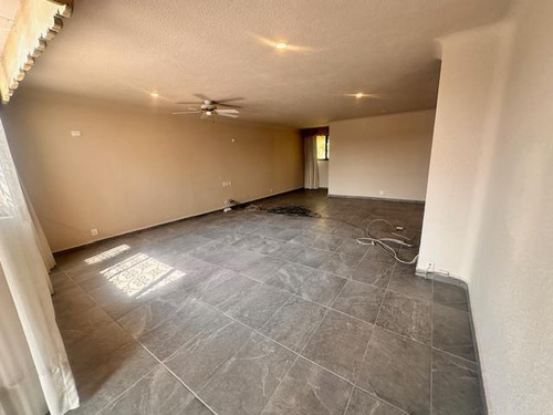 Lomas De Chapultepec, Penthouse De 750m2 En Dos Niveles, Muy Iluminado, 4 Amplias Recamaras Con Vestidor, Sala De T.v., Estudio, Terraza, 3 Lugares De Estacionamiento, Cuartos De Servicio. El E