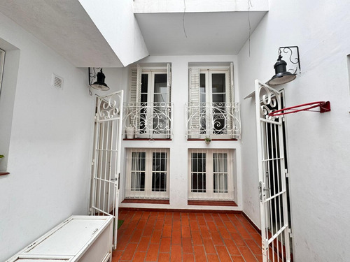 Venta - Casa Pasillo A 2 Cuadras Del Río. 3 Dormitorios Y Patio. Alquila Cochera En Edificio Al Lado