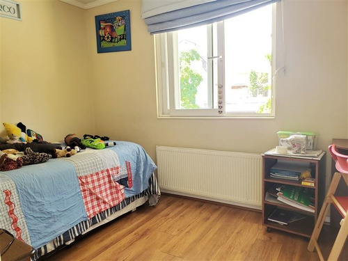 Casa En Venta De 4 Dorm. En Peñalolén