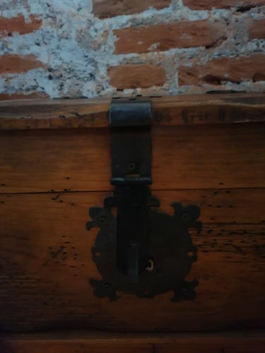 Baúl Antiguo Con Base Hecho En Madera (Usado)