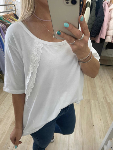 Imagen 1 de 4 de Remera Amplia Con Broderie Mujer The Big Shop