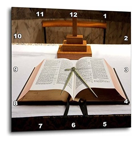 Imón De La Biblia Abierta En El Púlpito En La Iglesia...