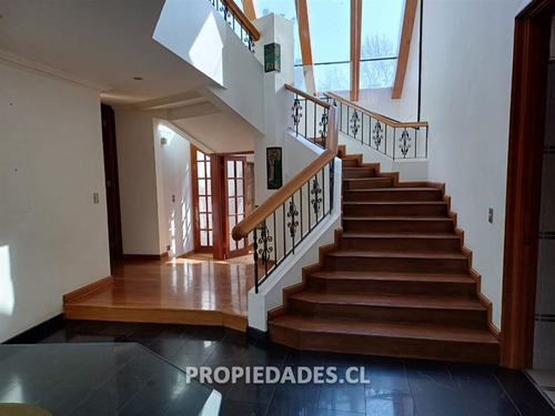 Casa En Venta De 5 Dormitorios En Santa María De Manquehue