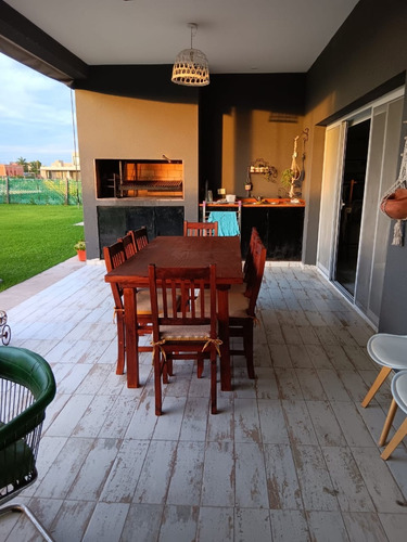 Hermosa Casa Nueva Con Gran Parque Y Piscina