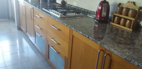 Casa De Categoría En Venta De 3 Dorm. En Villa Cabrera, A Metros Del Shopping.