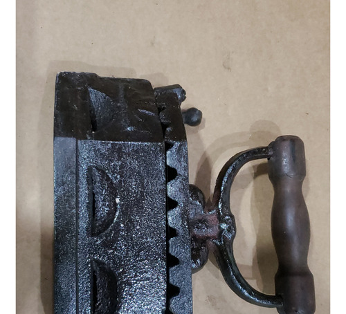 Antigo Ferro De Passar Roupas À Brasa - Modelo Raro (Usado)