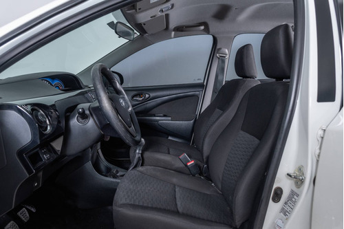Imagen 12 de 18 de Toyota 2015 Etios 1.5 5 Ptas Xs
