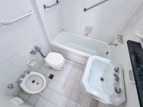 Departamento 4 Ambientes En Barrio Norte. 2 Baños Y Toilette. Contrafrente