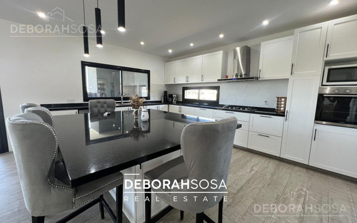 Casa En Venta Cuatro Dormitorios Seis Ambiente A La Laguna Pileta El Naudir Escobar