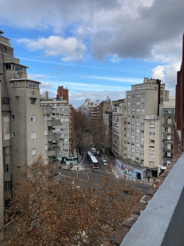 Penthouse Con Parrillero En Pocitos A 1 Cuadra De Rambla