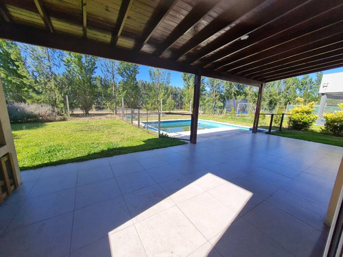 Casa En Barrio Los Castaños Con Piscina