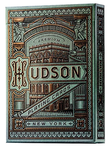 Hudson Jugando Cartas