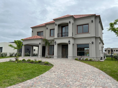 Espectacular Casa En Barrio Riberas, Puertos, Escobar De Estilo Toscano De Construcción Súper Sólida Y Exquisitas Terminaciones