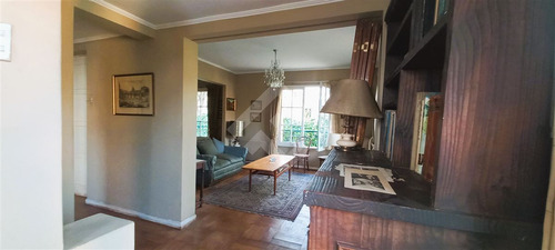 Casa En Venta De 5 Dorm. En Ñuñoa