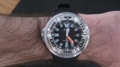 Hermoso reloj Citizen BN8050-08e Eco-drive Eco Zila con correa superior y bisel negro plateado
