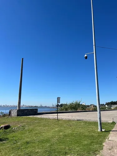 Venta. Gran Terreno Esquina. Cerro. Inmejorable Ubicación. Frente A La Bahía Y Al Liceo. 1800m2