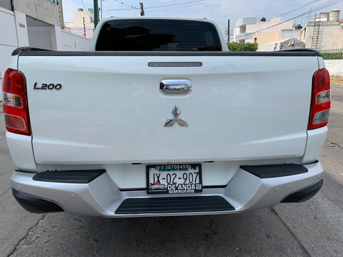 Mitsubishi L200 2.4 Cabina Doble 4x2 Mt