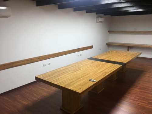 Centro Logístico En Tres Cruces Con Showroom