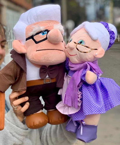 Imagen 3 de 10 de Pareja Abuelitos Peluche Carl Y Elie Up 40cms Premium