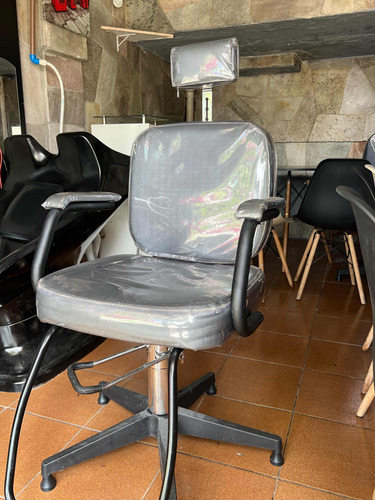 Uma Cadeira De Barbeiro Em Excelente Estado