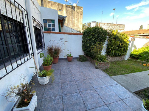 Imagen 13 de 15 de Dúplex De 4 Ambientes Con Cochera Y Jardín
