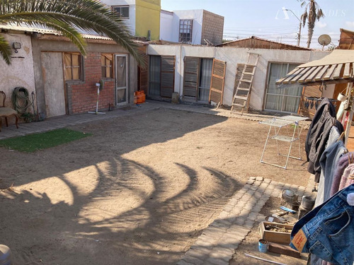 Casa En Venta De 4 Dorm. En Arica