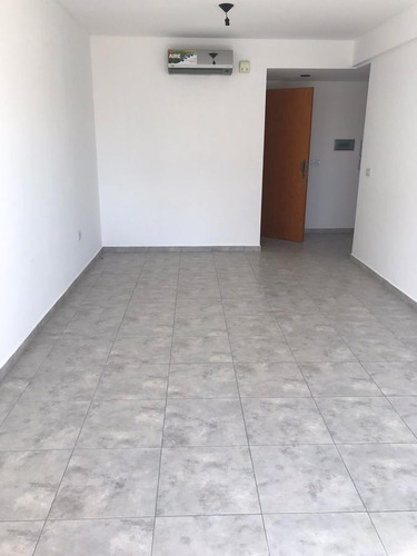 Imagen 8 de 16 de Departamento De Un Dormitorio En Venta - La Plata - Balcón Al Frente Piso Alto