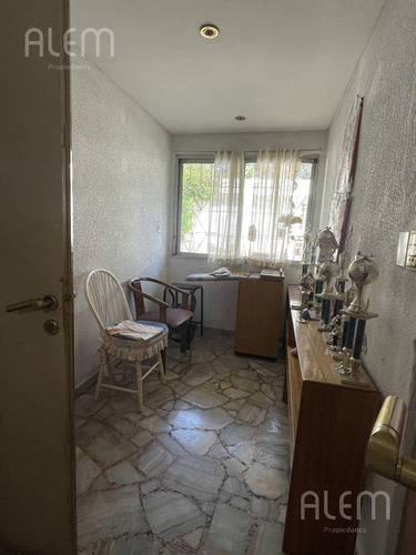 Casa En Venta Moron - 5 Ambientes - Pileta, Quincho, Parque Y 2 Coch
