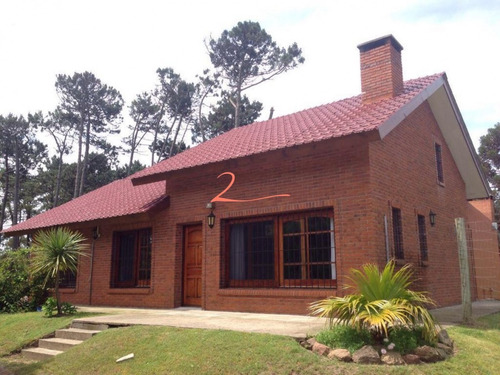 Muy Linda Casa Ideal Para Vivir Todo El Año- Ref: 5270