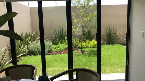 Se Vende Casa Entre El Refugio Y Zibata, 3 Recamaras, 2.5 Baños, Jardín, Roof Ga