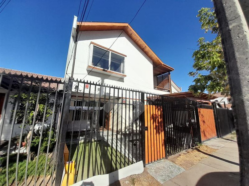 Amplia Casa En Venta De 5 Dorm. 3 Baños En Maipú