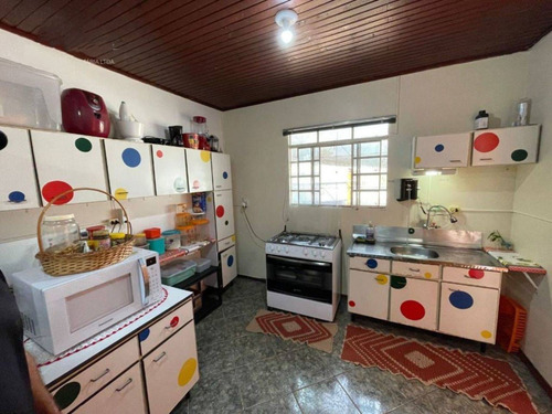 2 Casas No Mesmo Patio Com Muros Altos Separando