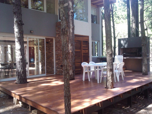 Imagen 12 de 15 de Bosque De Mar Azul - Hermosa Casa De Diseño En El Corazón Del Bosque De Mar Azul