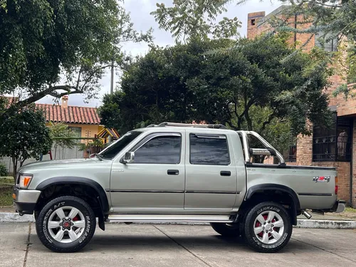 Toyota Hilux 2.4l 117 hp 4x4