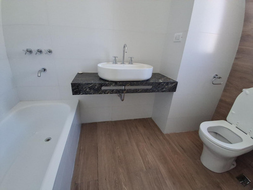 Venta De Departamento 3 Dormitorios Patio, Balcón Y Cochera
