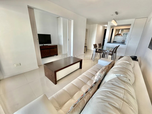 Apartamento En Venta De 2 Dormitorios En Icon Tower, Punta Del Este.