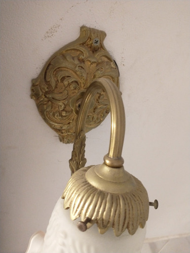 Imagen 3 de 4 de Antiguo Aplique De Bronce Con Tulipa De Opalina