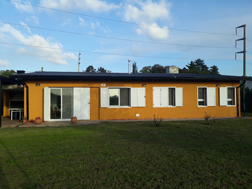 Casa En Venta - 2 Dormitorios 1 Baño - 1.300mts2 - Melchor Romero, La Plata