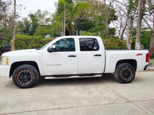 Chevrolet Silverado E Pickup 2500 Crew Cab 4x2 Mt